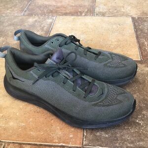 Men’s Hoka Hupanas size 12 olive green